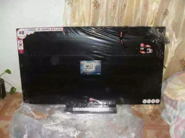 See The 55-inch Plasma TV A Lady Got After Ordering For It On Facebook.